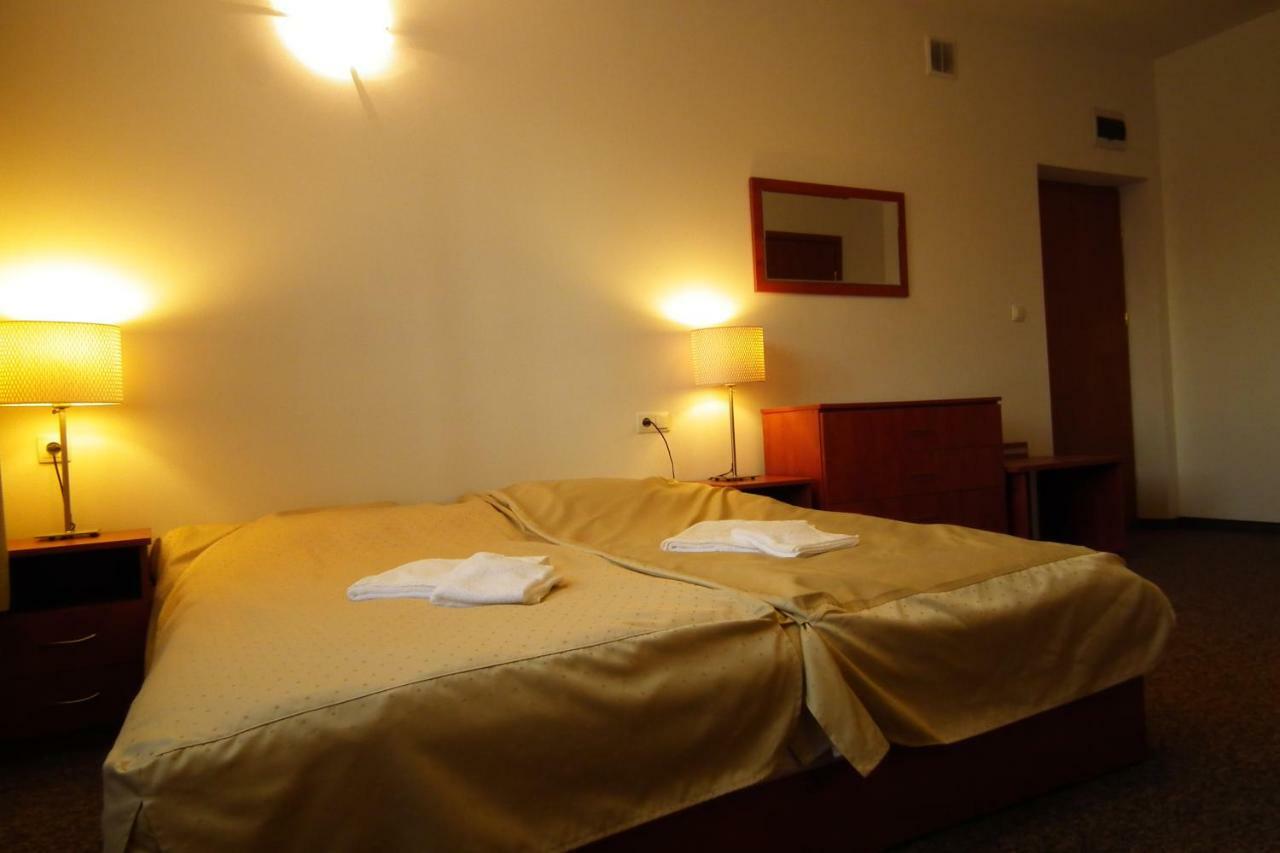 Hotelik Gold Raszyn Buitenkant foto